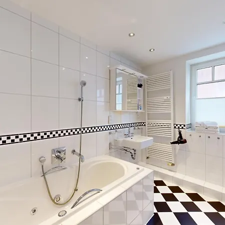 In Direkter Strandlage Mit Eingeschraenktem Meerblick, Freia 09, Binz